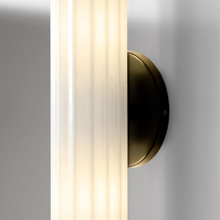 Trenia Stahl-Wandleuchte mit Milchglasschirm – Vertikal geripptes Design