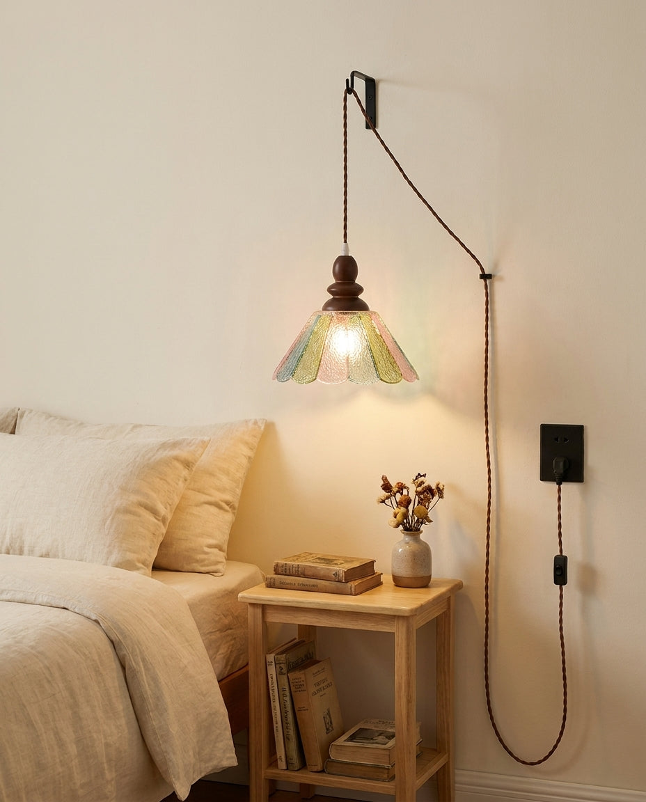 Plug-in-Hängeleuchte aus Naturholz und Glas