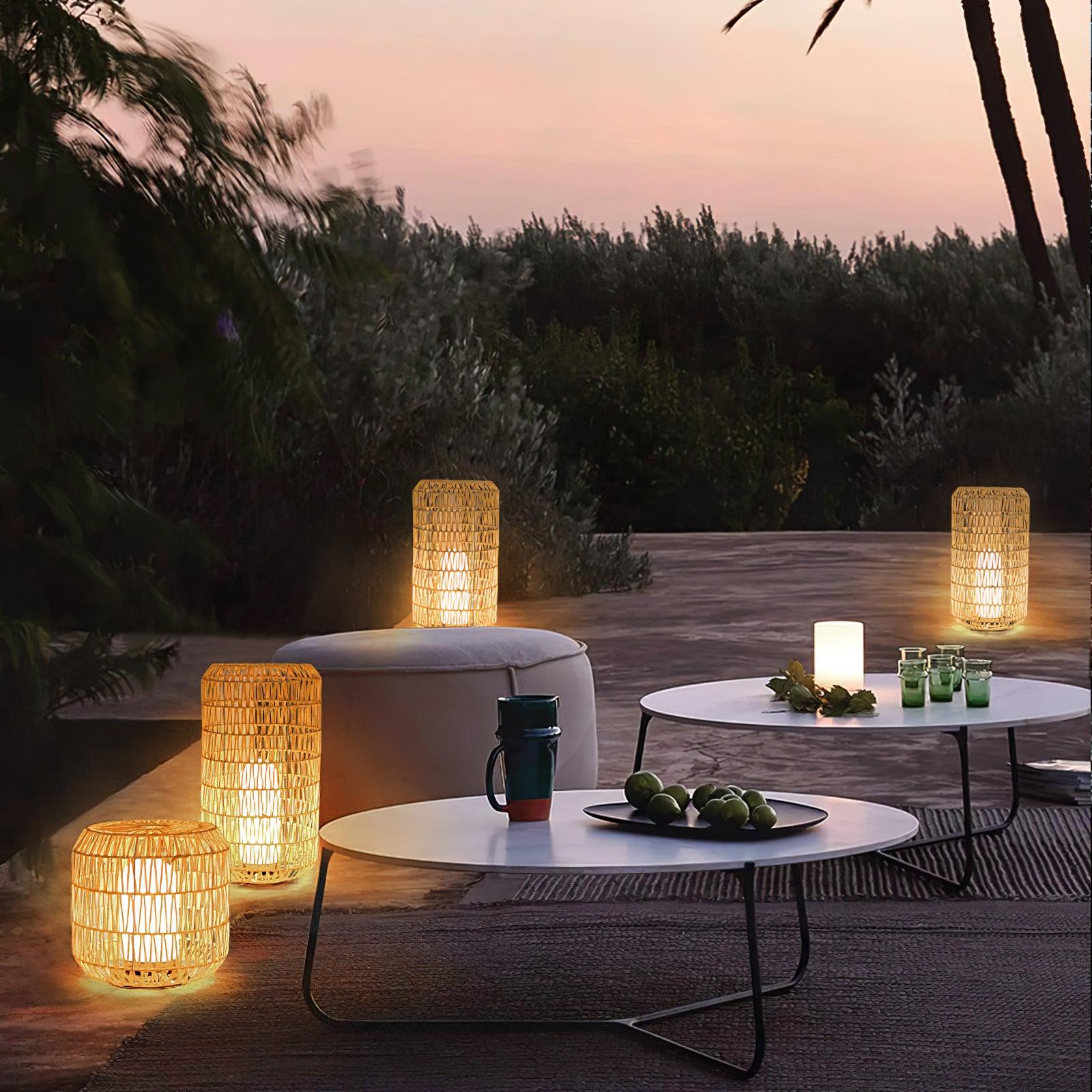 Außenlampe aus geflochtenem Rattan – traditionelles Handwerkslicht für Ecken