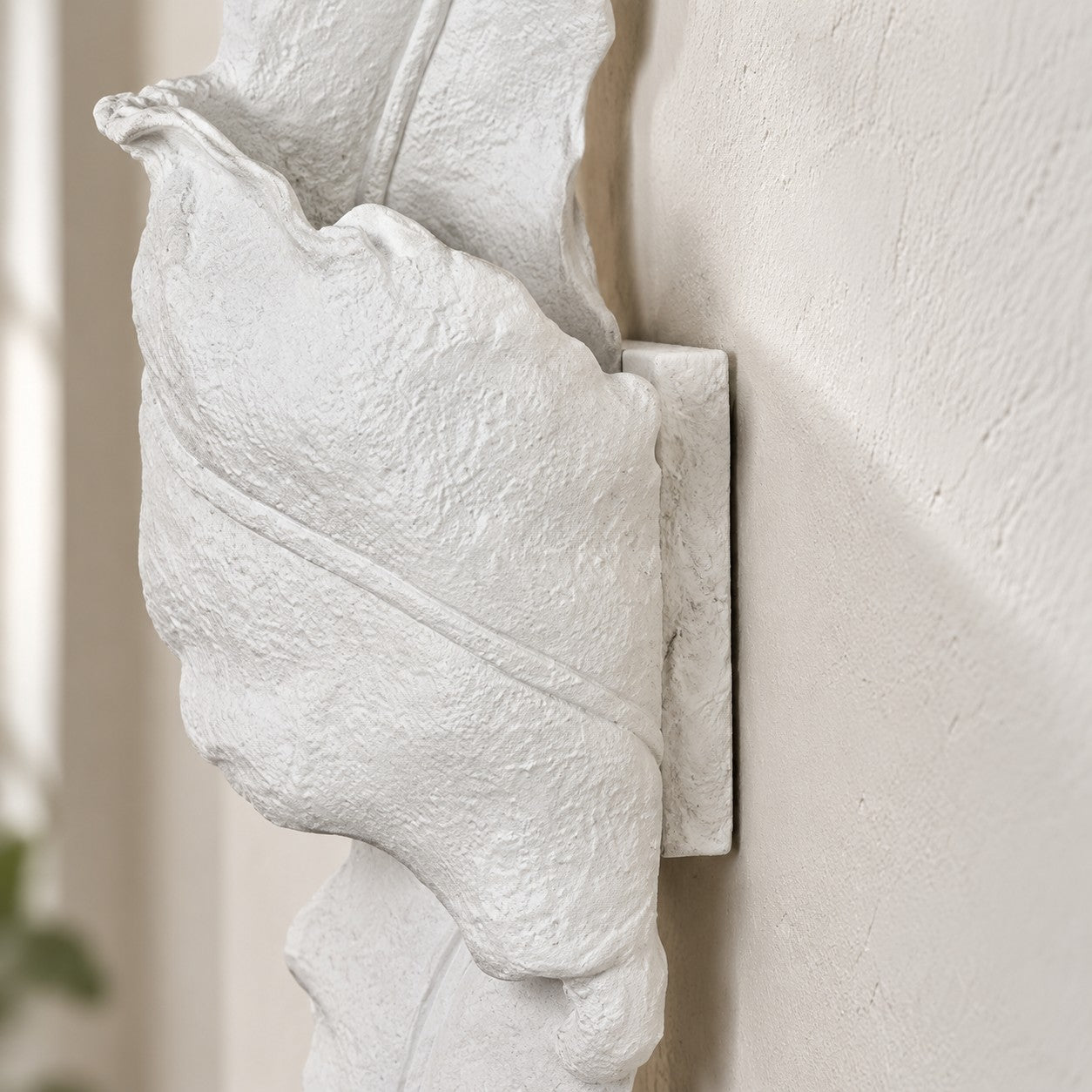 Skulpturale Wandleuchte aus Kunstharz im Wabi-Sabi-Stil