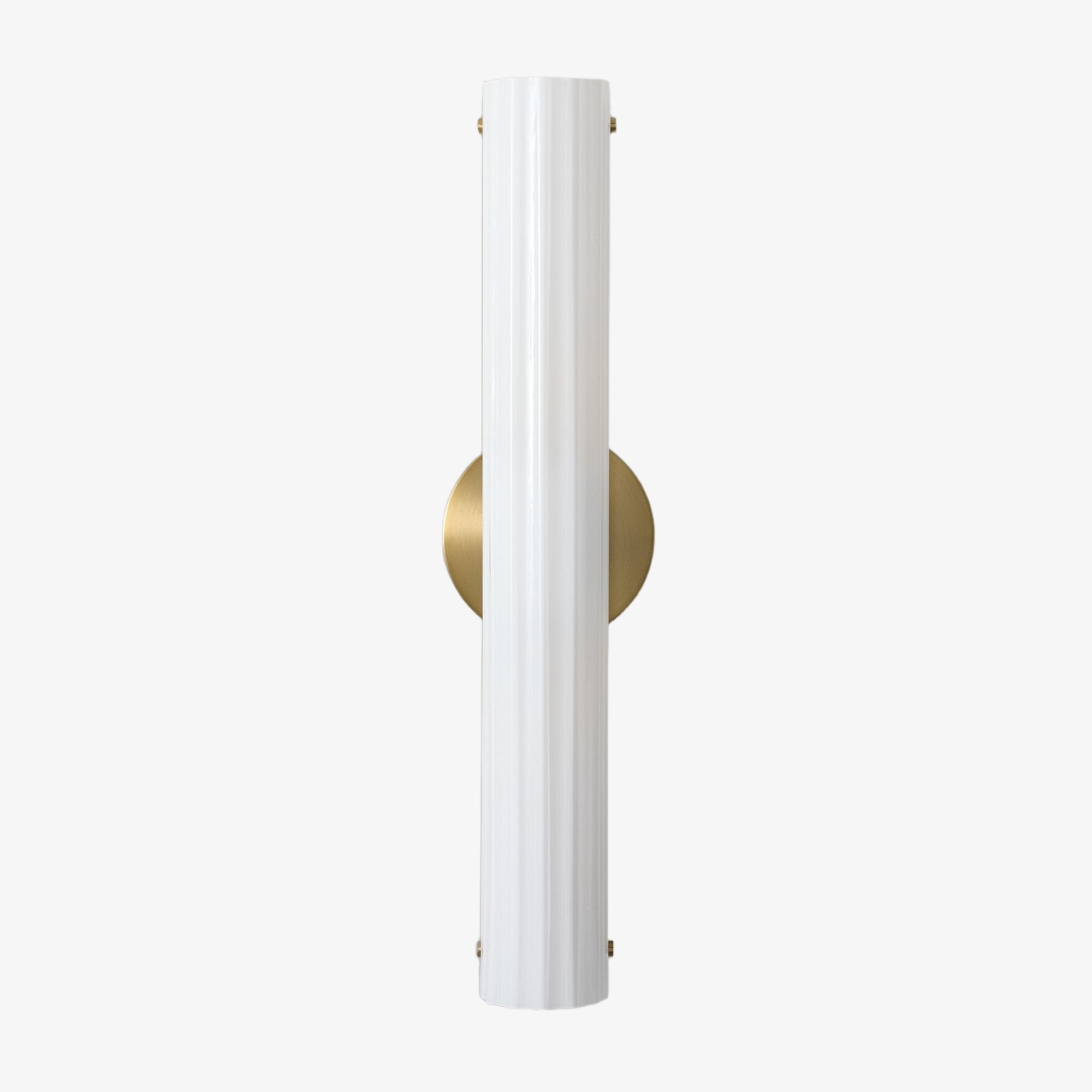 Trenia Stahl-Wandleuchte mit Milchglasschirm – Vertikal geripptes Design