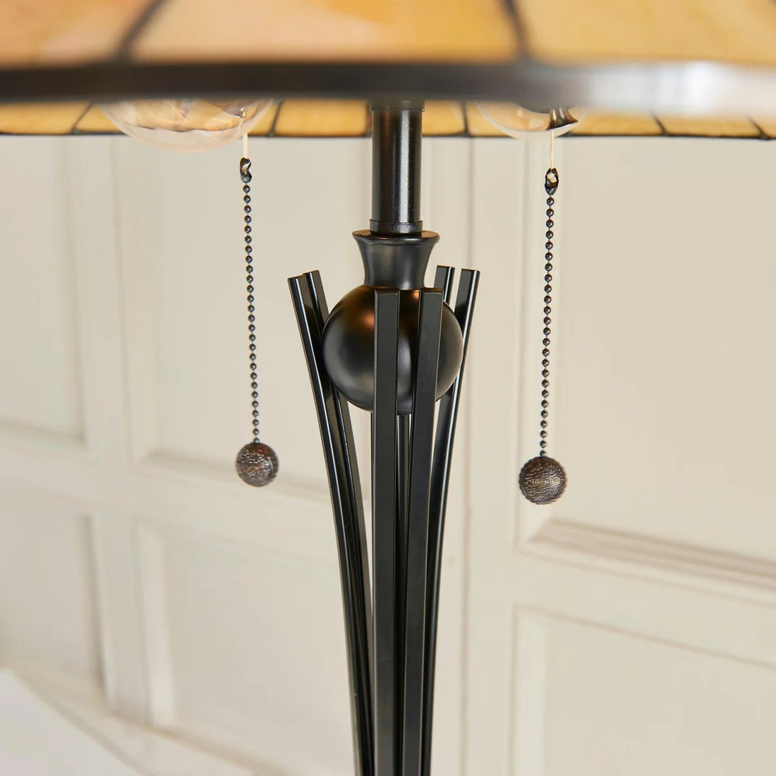 TF Dark Star Tiffany-Stehlampe aus Kunstglas – Akzentbeleuchtung mit Metallfuß im Vintage-Stil