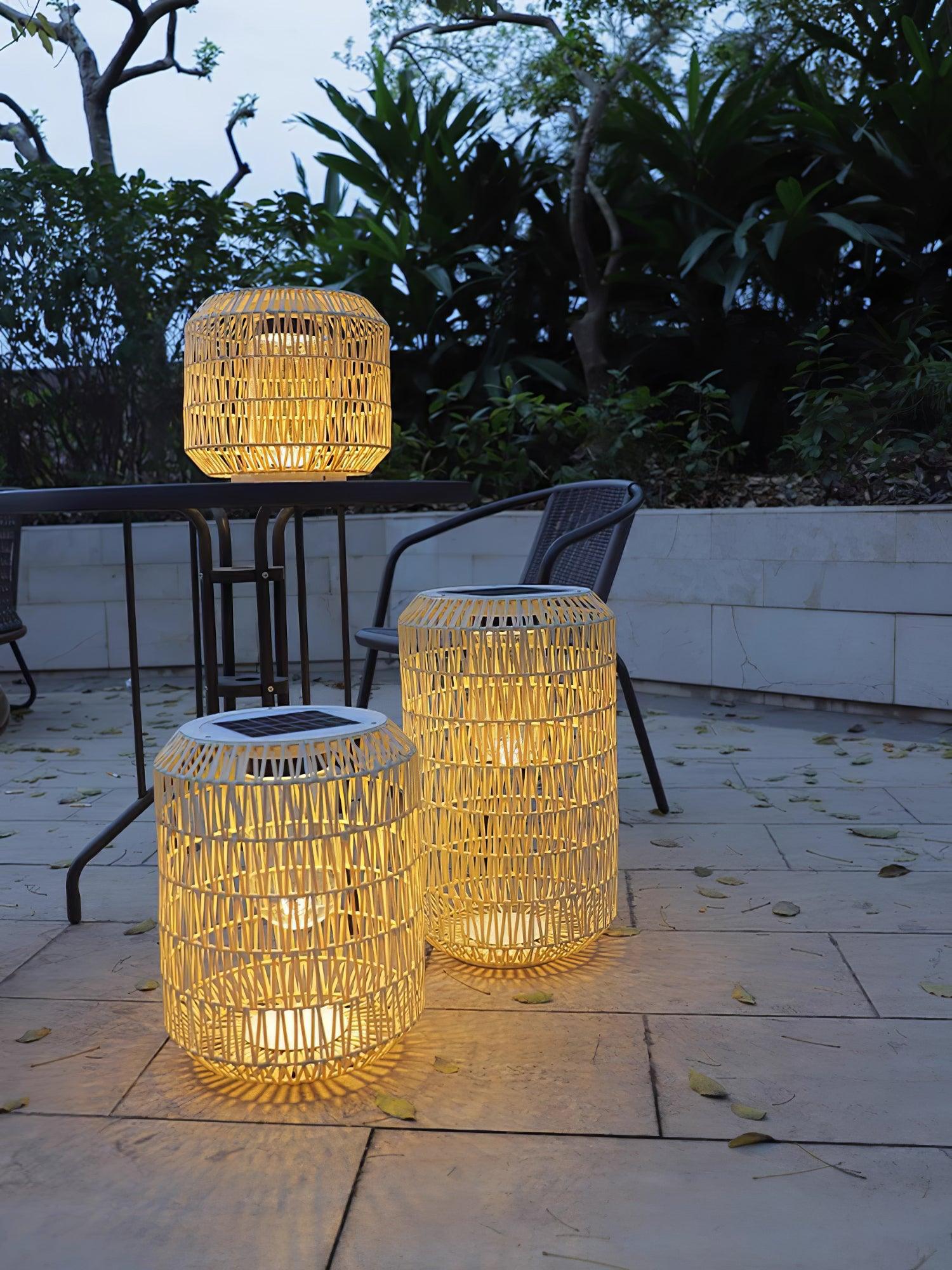 Außenlampe aus geflochtenem Rattan – traditionelles Handwerkslicht für Ecken