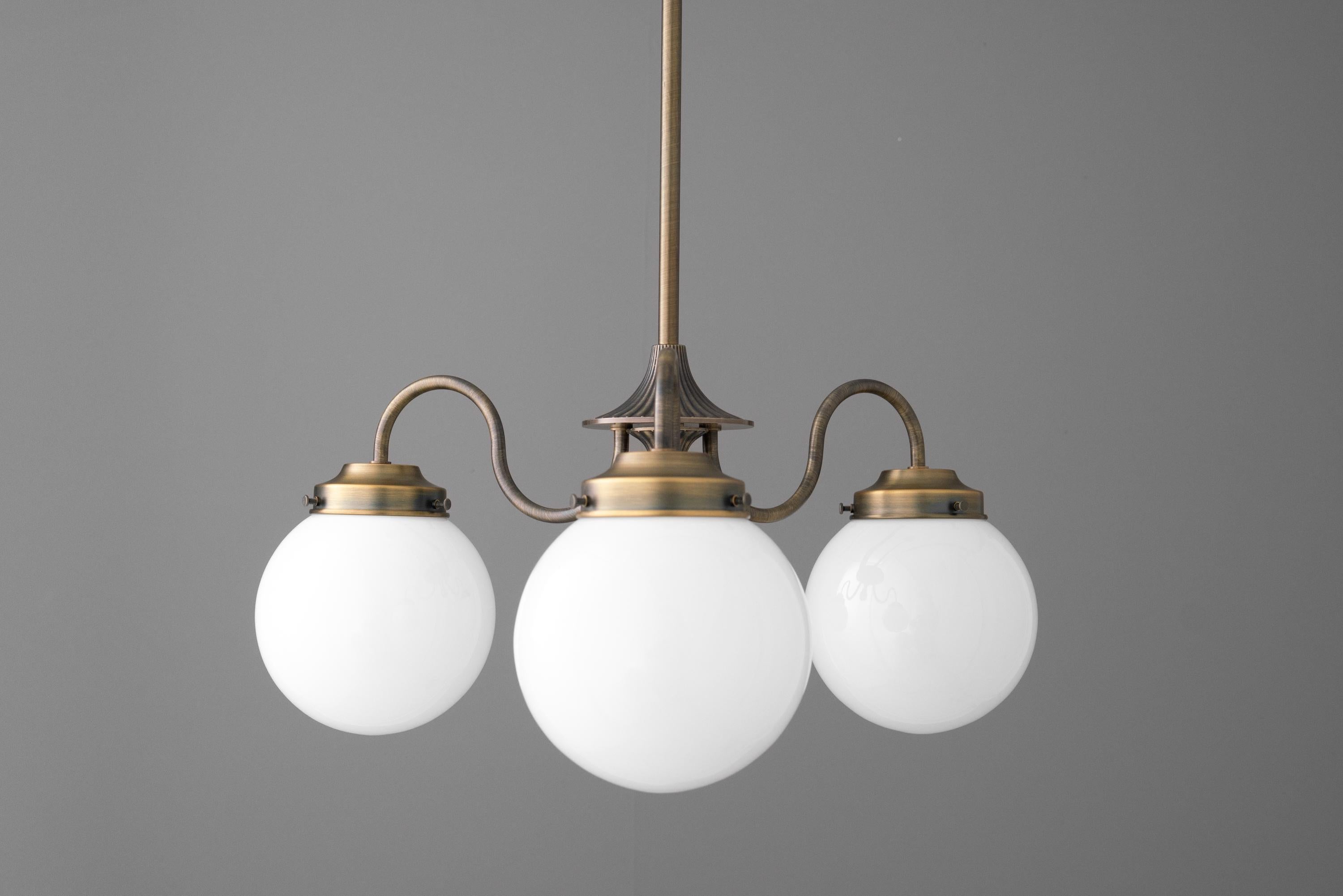 Glorica Glass Vintage Globe Kronleuchter – Messing 3-flammige Hängeleuchte aus Milchglas