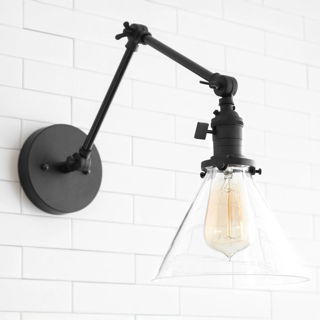 Conique Industrielle Wandleuchte aus Metall mit verstellbarem Arm – Kegelschirm aus Vintage-Glas