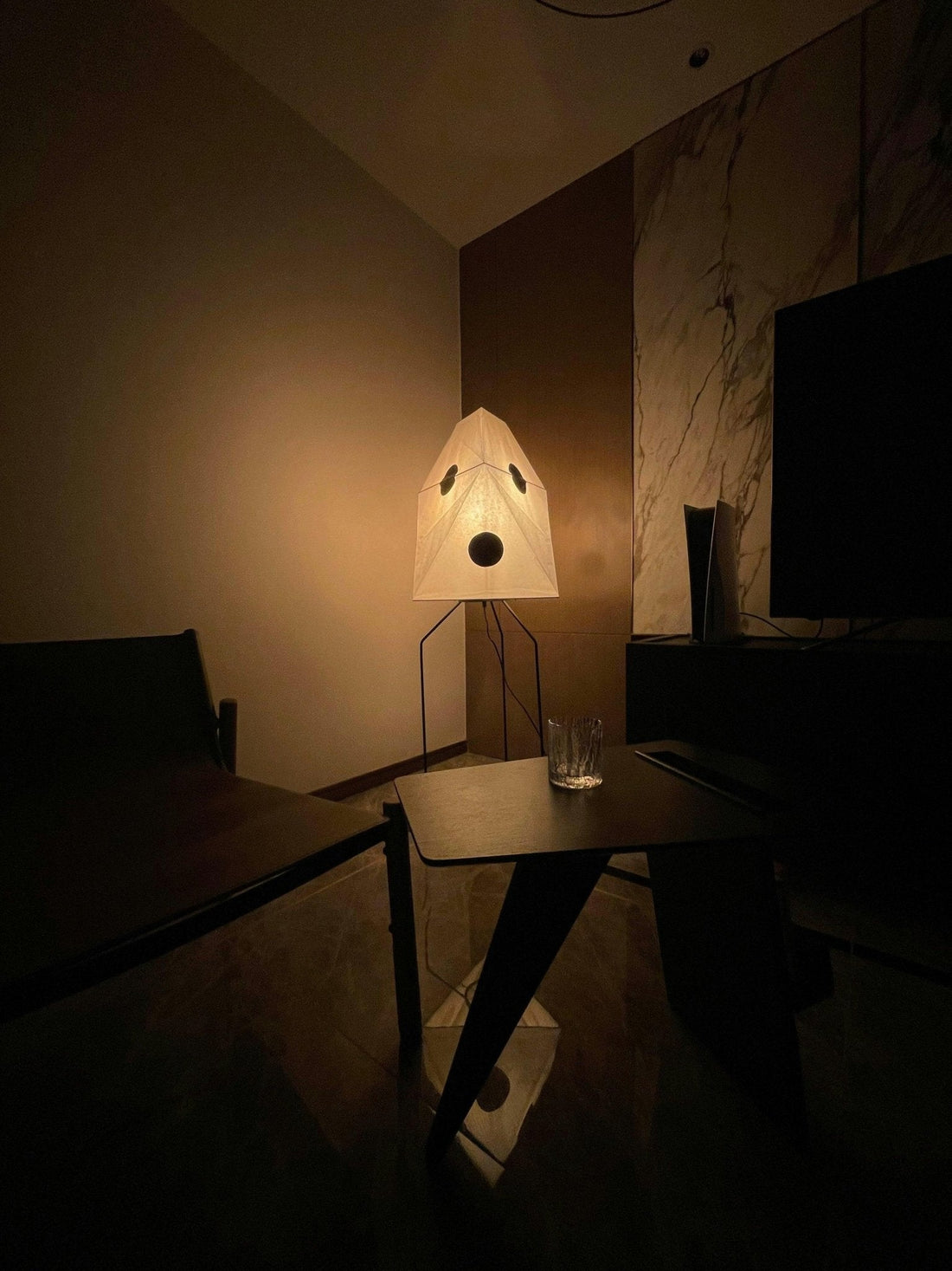 Origami Stehleuchte – Skulpturales Licht für Wohnzimmer &amp; Leseecke
