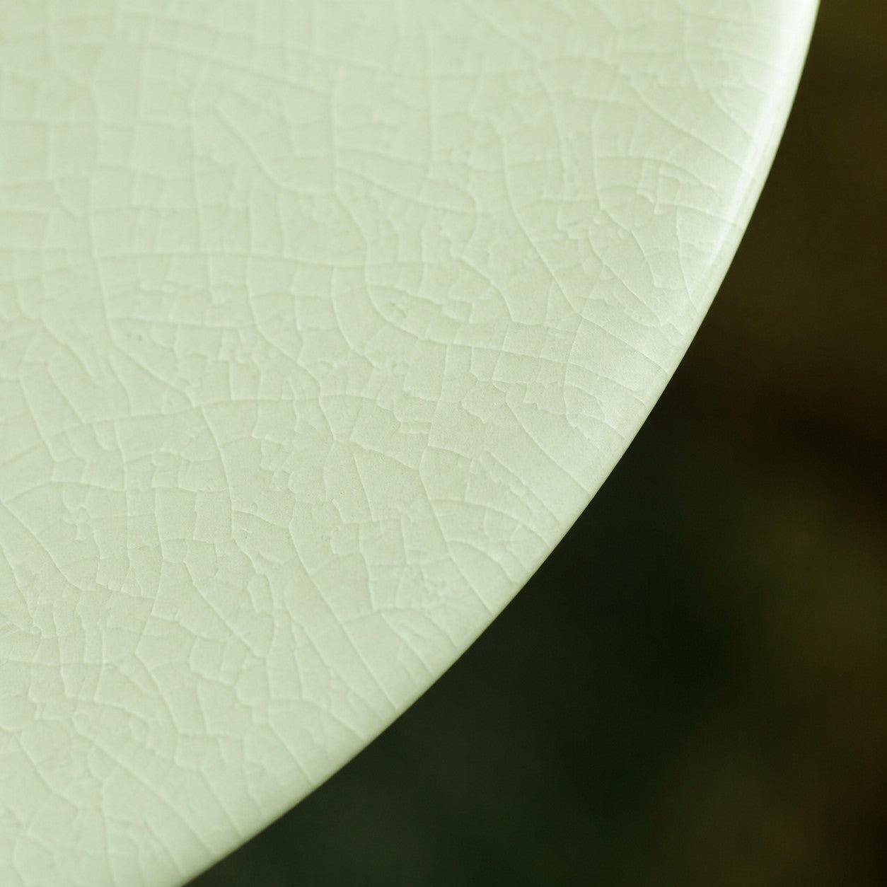 Crackle-glaze ceramic shade edge detail