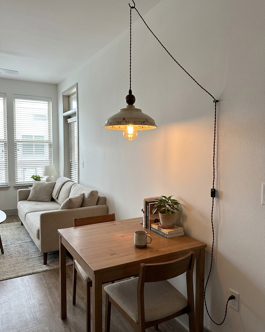 Handbemalte Plug-in-Hängeleuchte aus Keramik mit Rankenmotiv