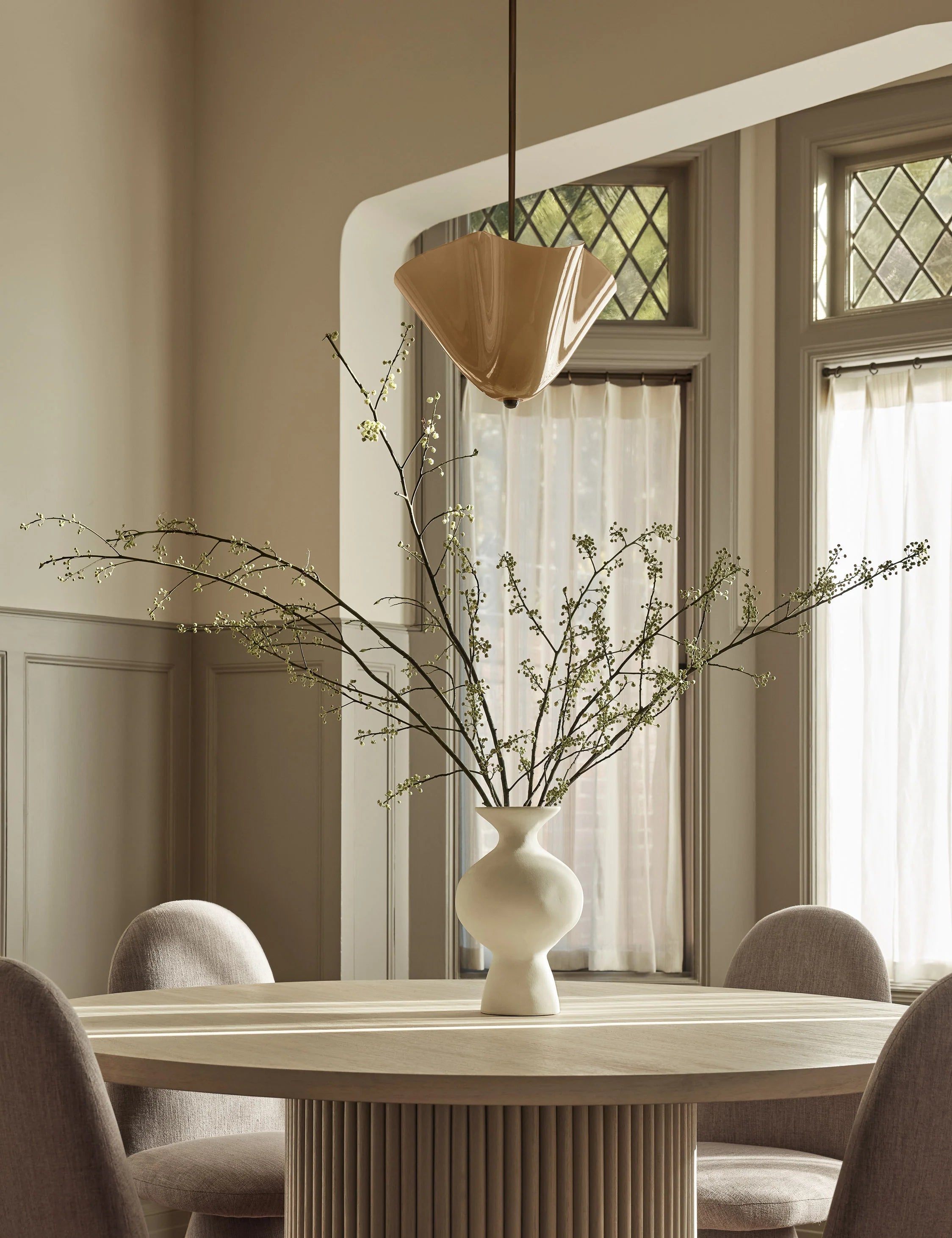 Bellina Radner Pendelleuchte – Farbiger Glasschirm mit Messingdetails für moderne Räume