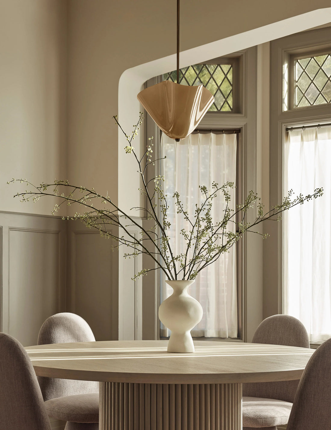 Bellina Radner Pendelleuchte – Farbiger Glasschirm mit Messingdetails für moderne Räume