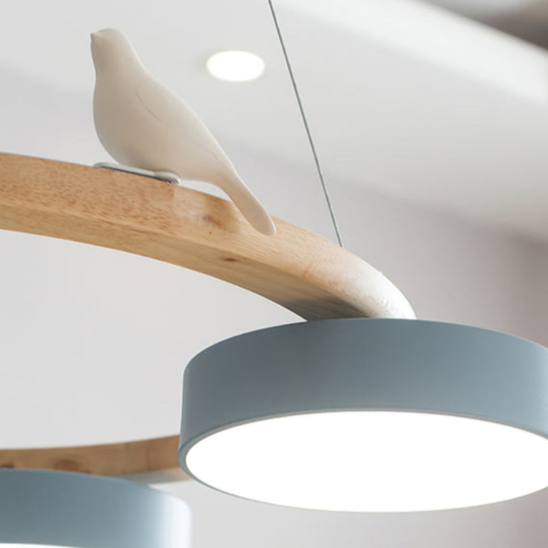 Kreativer bunter Kronleuchter aus Holz mit Vogelmotiv