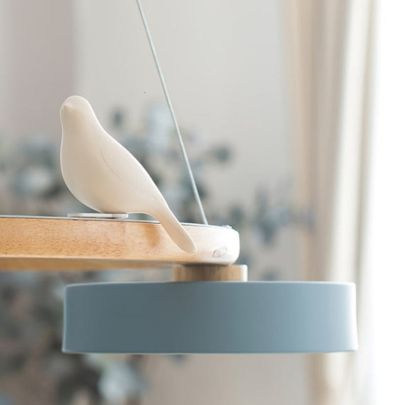 Kreativer bunter Kronleuchter aus Holz mit Vogelmotiv