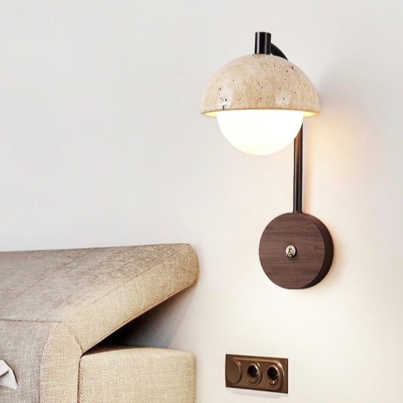 Minimalistische Halbkuppel-Wandleuchte aus Travertinstein