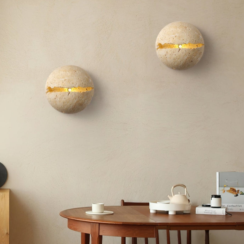 Moderne dekorative Wandleuchte aus Travertin-Kunstkugeln