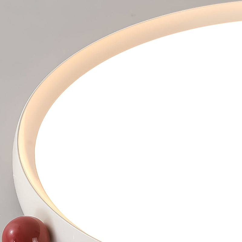 Minimalistische cremefarbene Deckenlampe mit dünner Scheibe