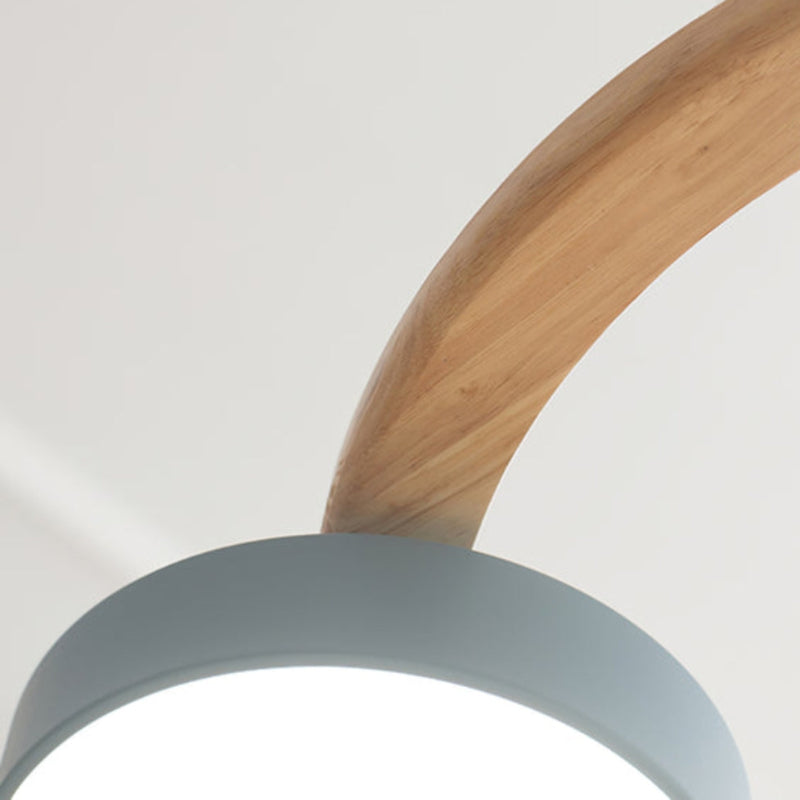 Kreativer bunter Kronleuchter aus Holz mit Vogelmotiv