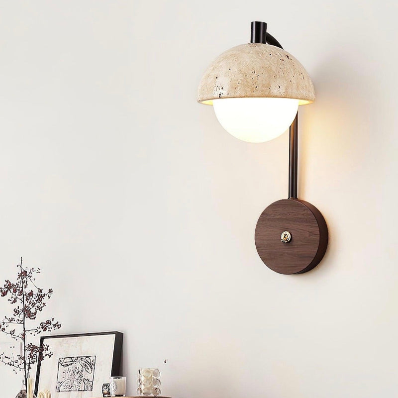 Minimalistische Halbkuppel-Wandleuchte aus Travertinstein