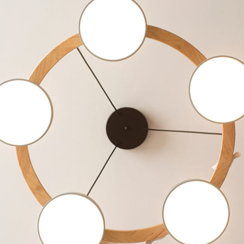 Kreativer bunter Kronleuchter aus Holz mit Vogelmotiv