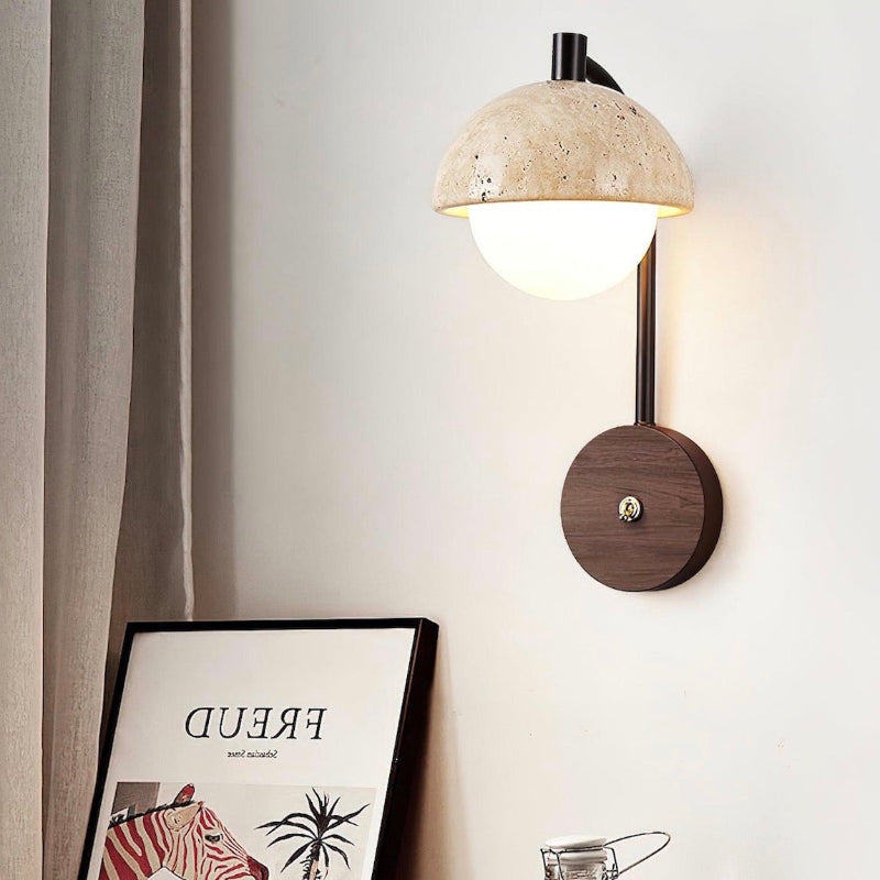 Minimalistische Halbkuppel-Wandleuchte aus Travertinstein