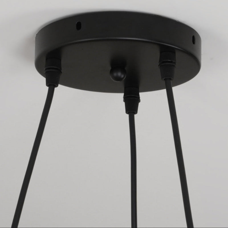 Kreativer bunter Kronleuchter aus Holz mit Vogelmotiv