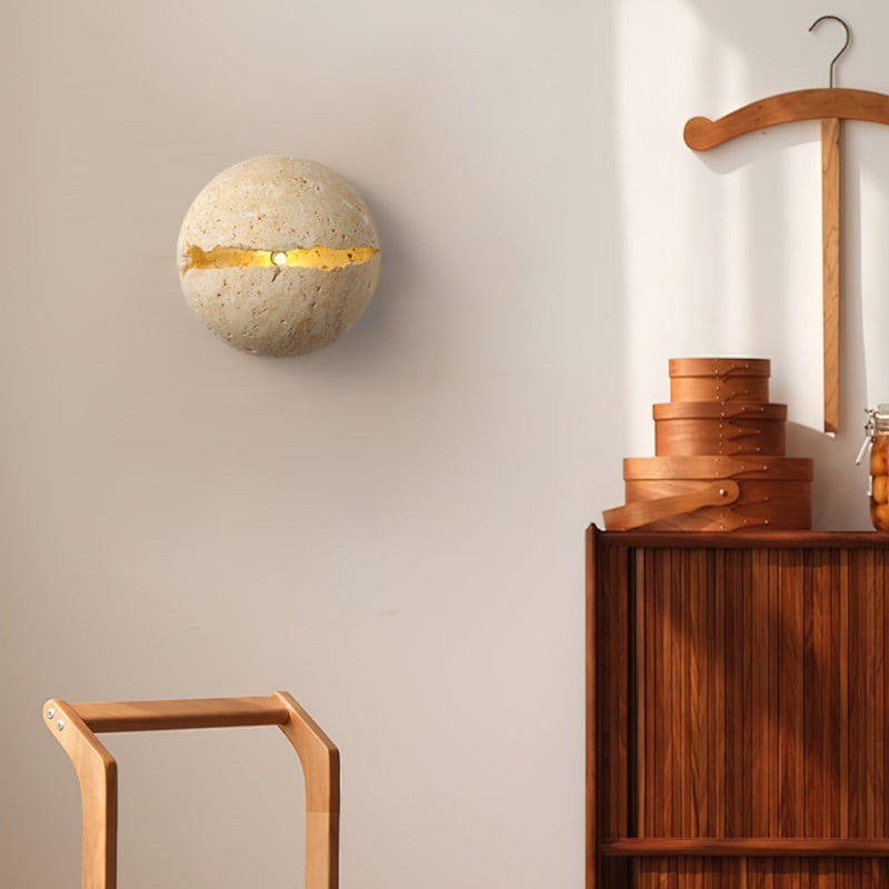 Moderne dekorative Wandleuchte aus Travertin-Kunstkugeln