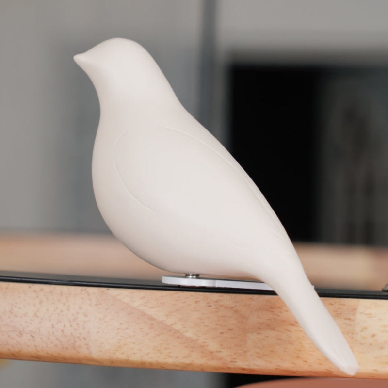 Kreativer bunter Kronleuchter aus Holz mit Vogelmotiv