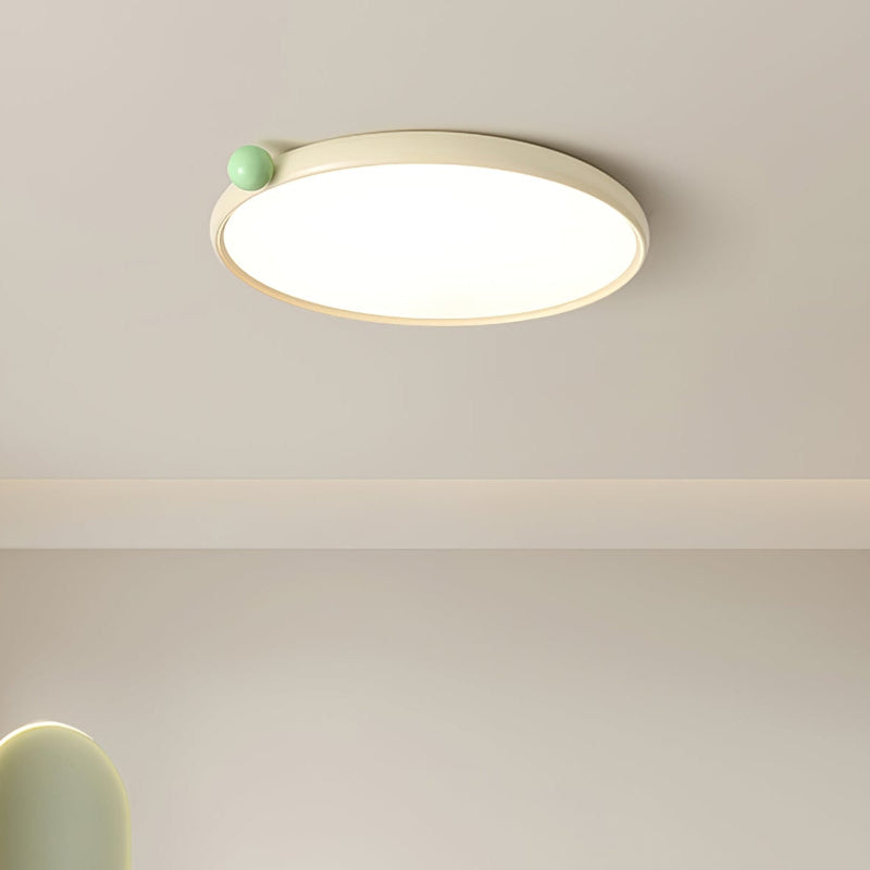 Minimalistische cremefarbene Deckenlampe mit dünner Scheibe