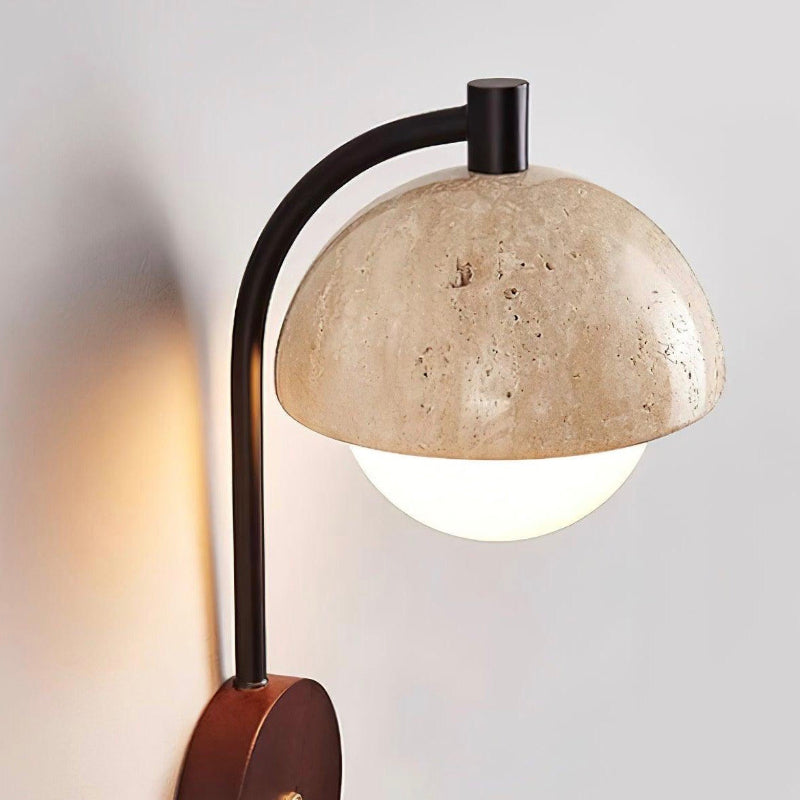 Minimalistische Halbkuppel-Wandleuchte aus Travertinstein