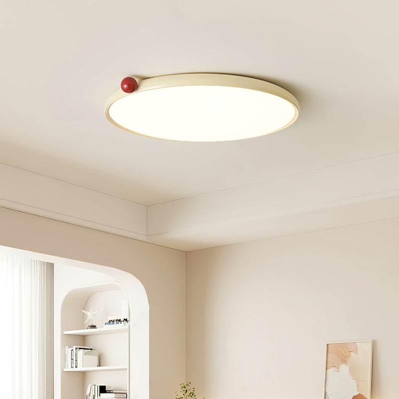 Minimalistische cremefarbene Deckenlampe mit dünner Scheibe