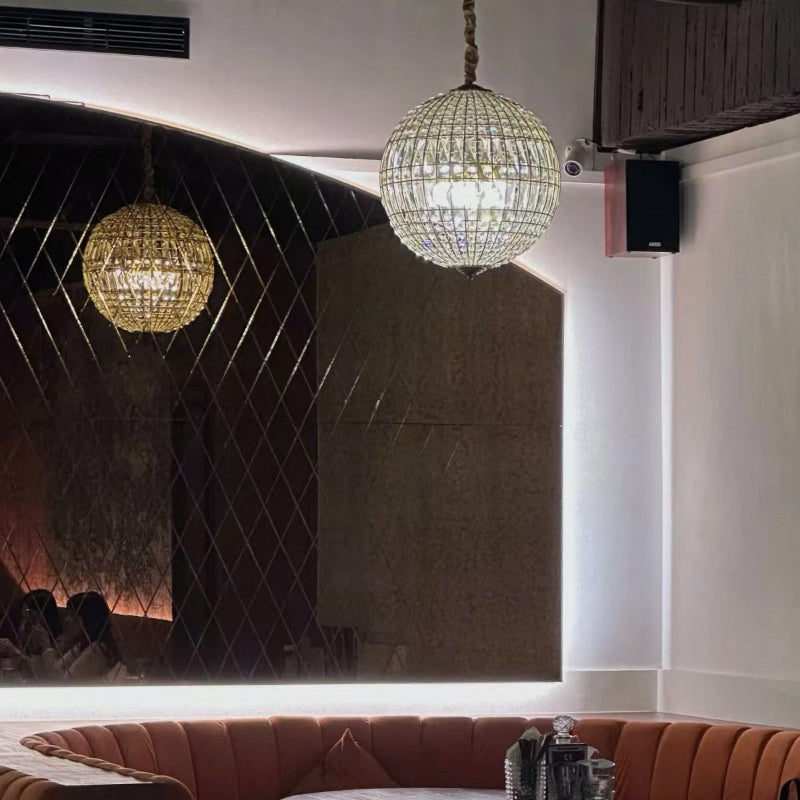 Kronleuchter aus Messing im mittelalterlichen Design mit Kugelkristall