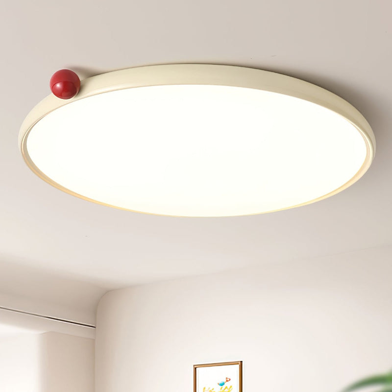 Minimalistische cremefarbene Deckenlampe mit dünner Scheibe