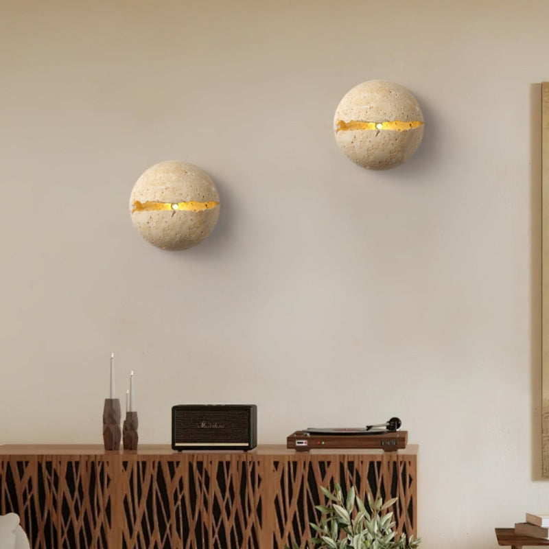 Moderne dekorative Wandleuchte aus Travertin-Kunstkugeln