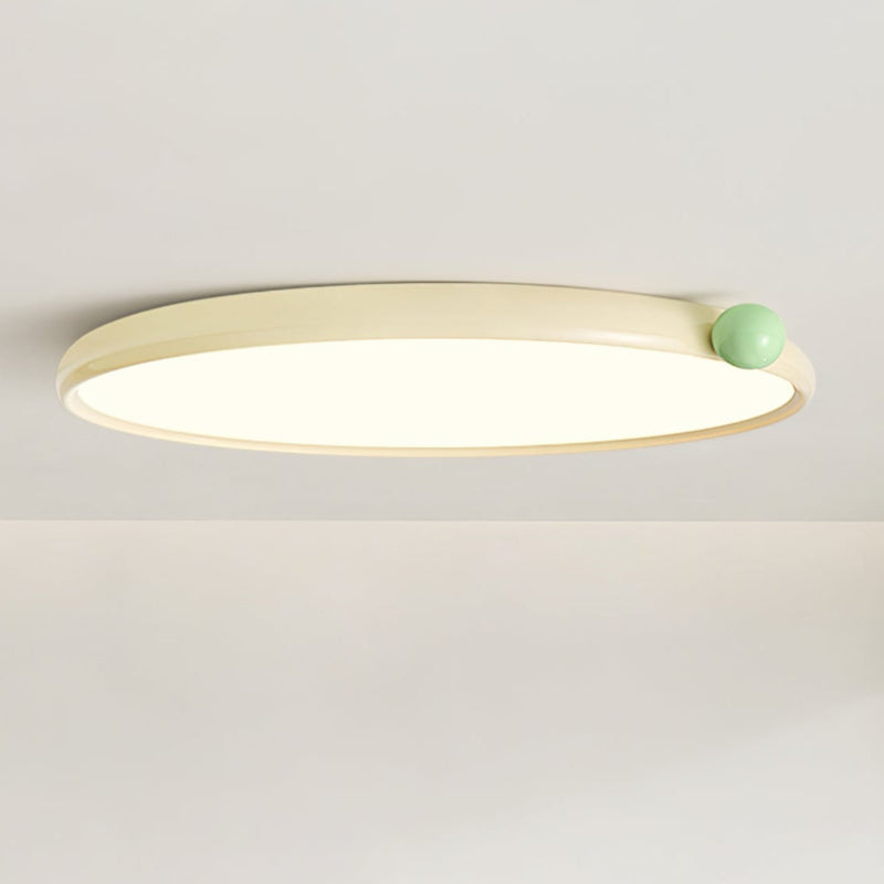 Minimalistische cremefarbene Deckenlampe mit dünner Scheibe