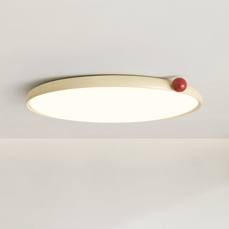Minimalistische cremefarbene Deckenlampe mit dünner Scheibe