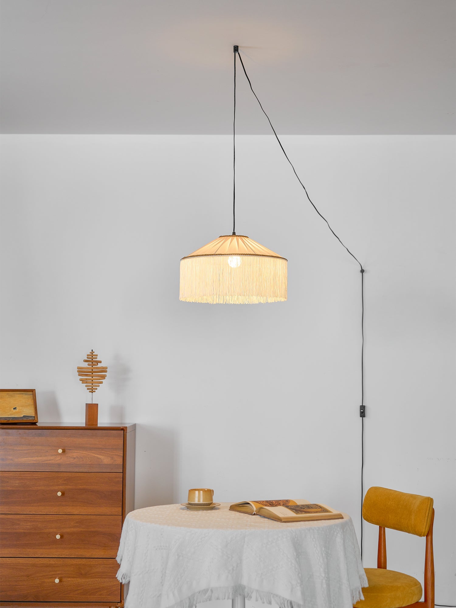 Beige Stecker-Pendelleuchte aus plissiertem Stoff mit Fransen