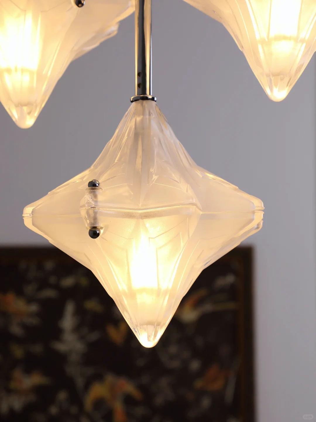 Art Deco Astris Star Kronleuchter - Milchglas-Dekoleuchte für Esszimmer 