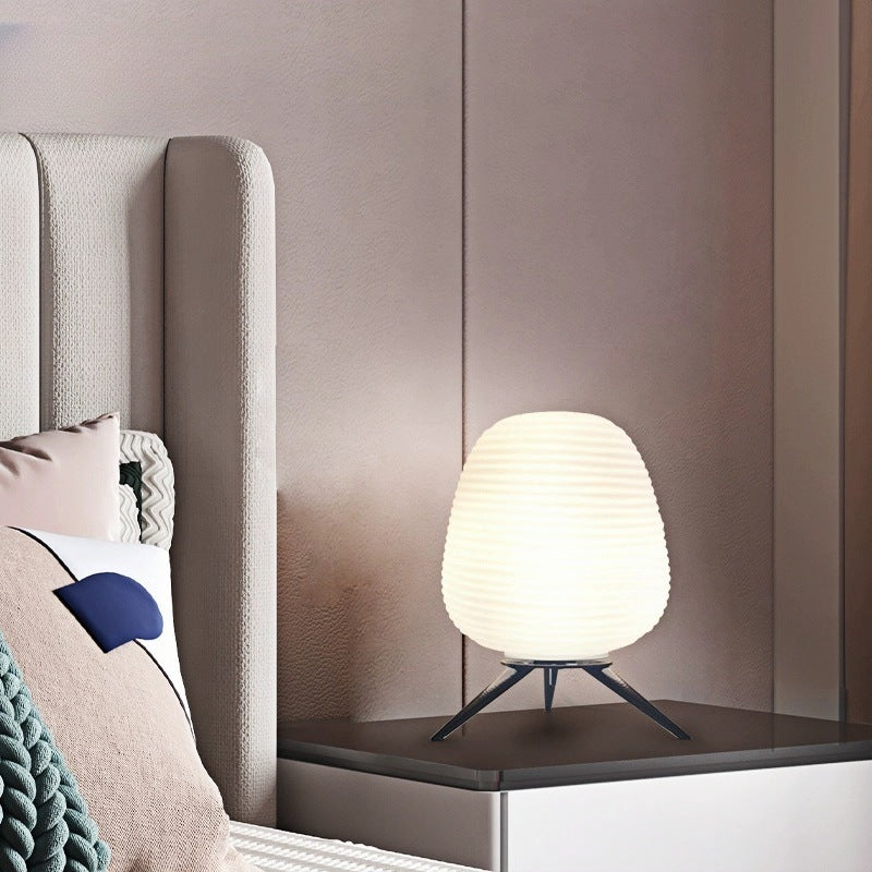 Minimalistische gerippte Tischleuchte aus Milchglas