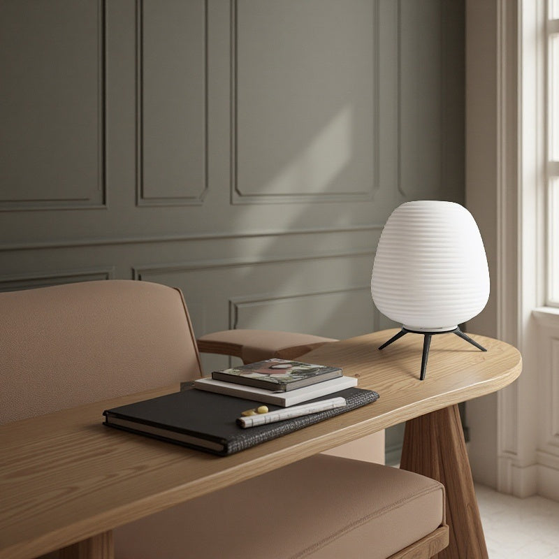 Minimalistische gerippte Tischleuchte aus Milchglas