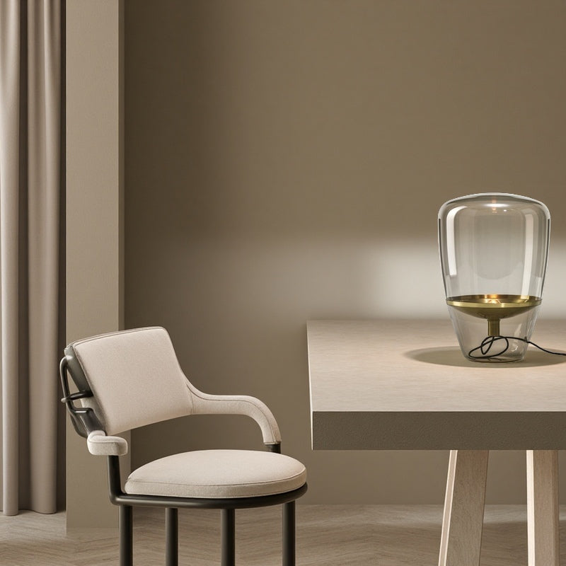Minimalistische Tischlampe aus mundgeblasenem Ballonglas