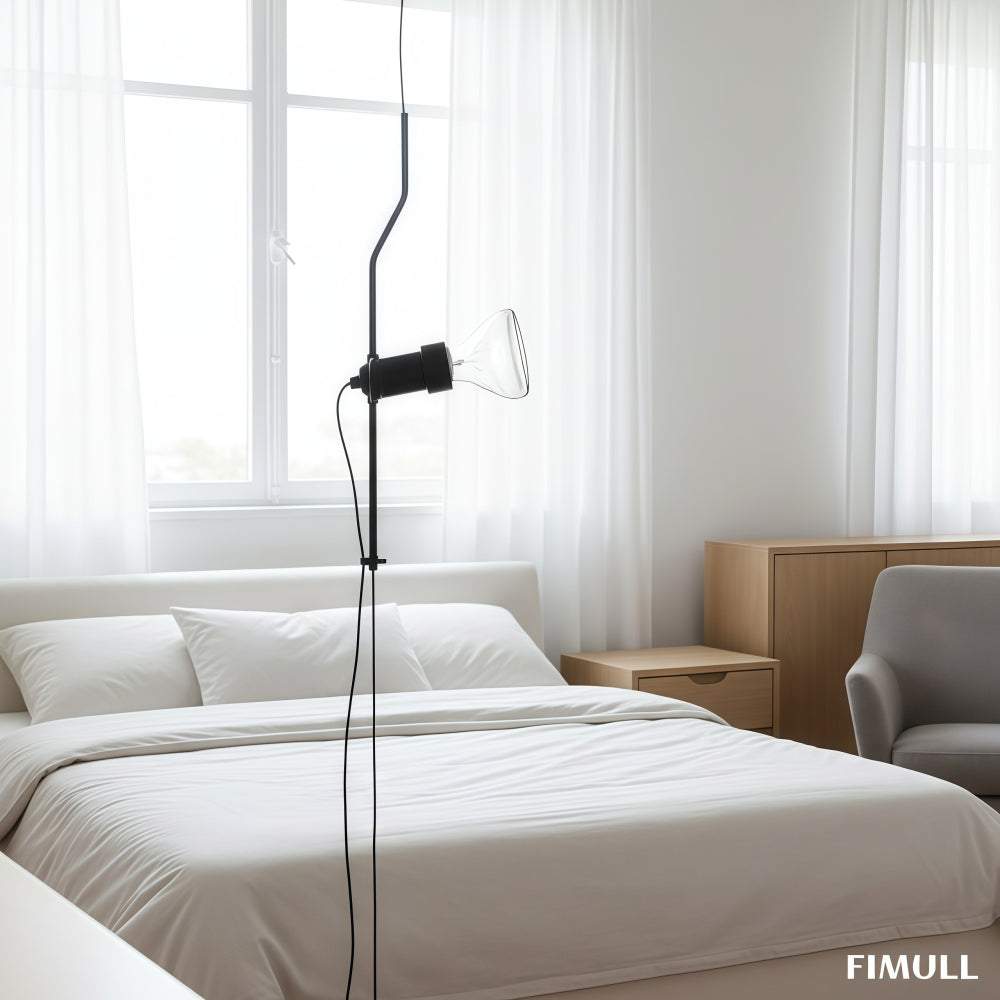 Moderne verstellbare Stehlampe mit Nickelrohr und Stahlseil fürs Schlafzimmer