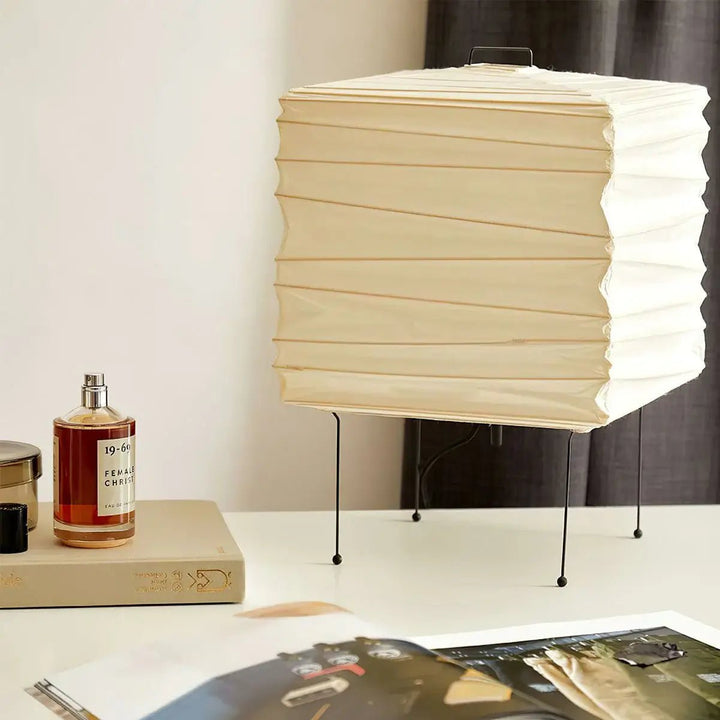 Minimalistische Würfel-Tischlampe – Papierlaternen-inspirierte Lampe fürs Schlafzimmer