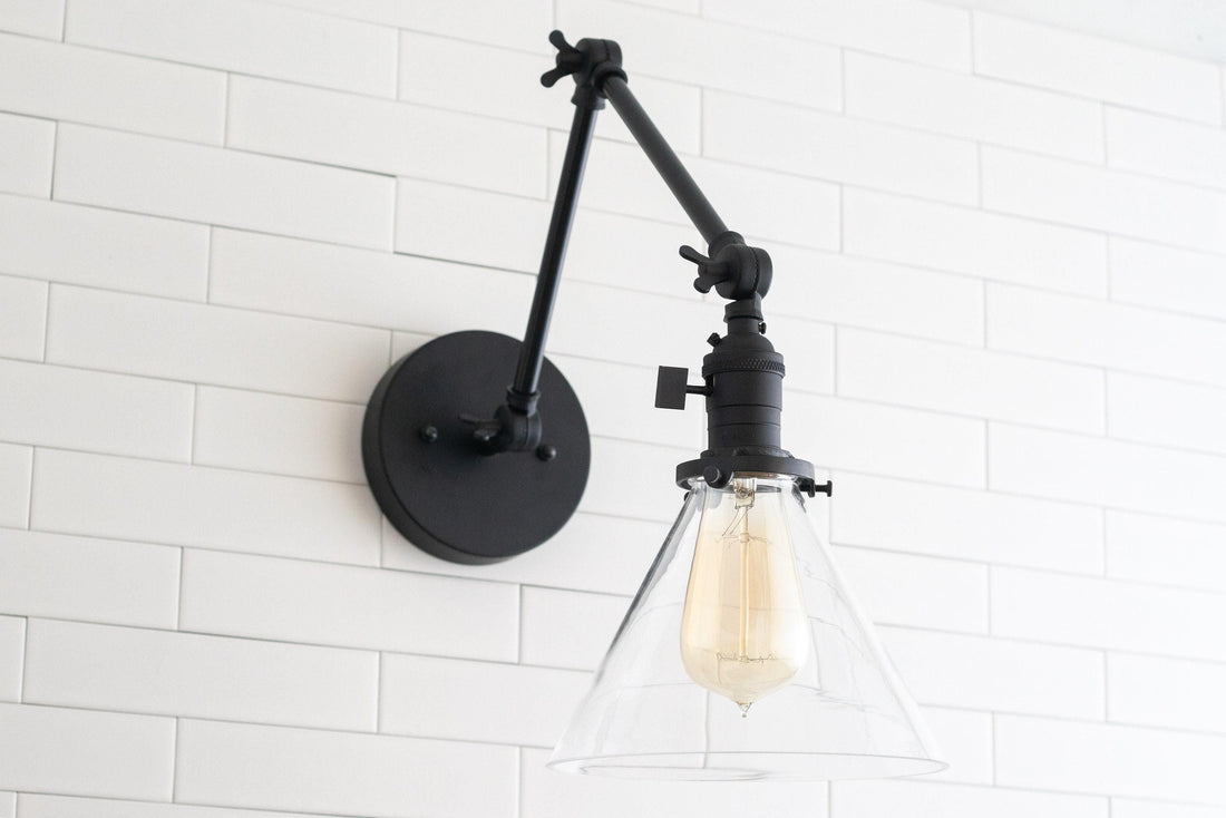 Conique Industrielle Wandleuchte aus Metall mit verstellbarem Arm – Kegelschirm aus Vintage-Glas