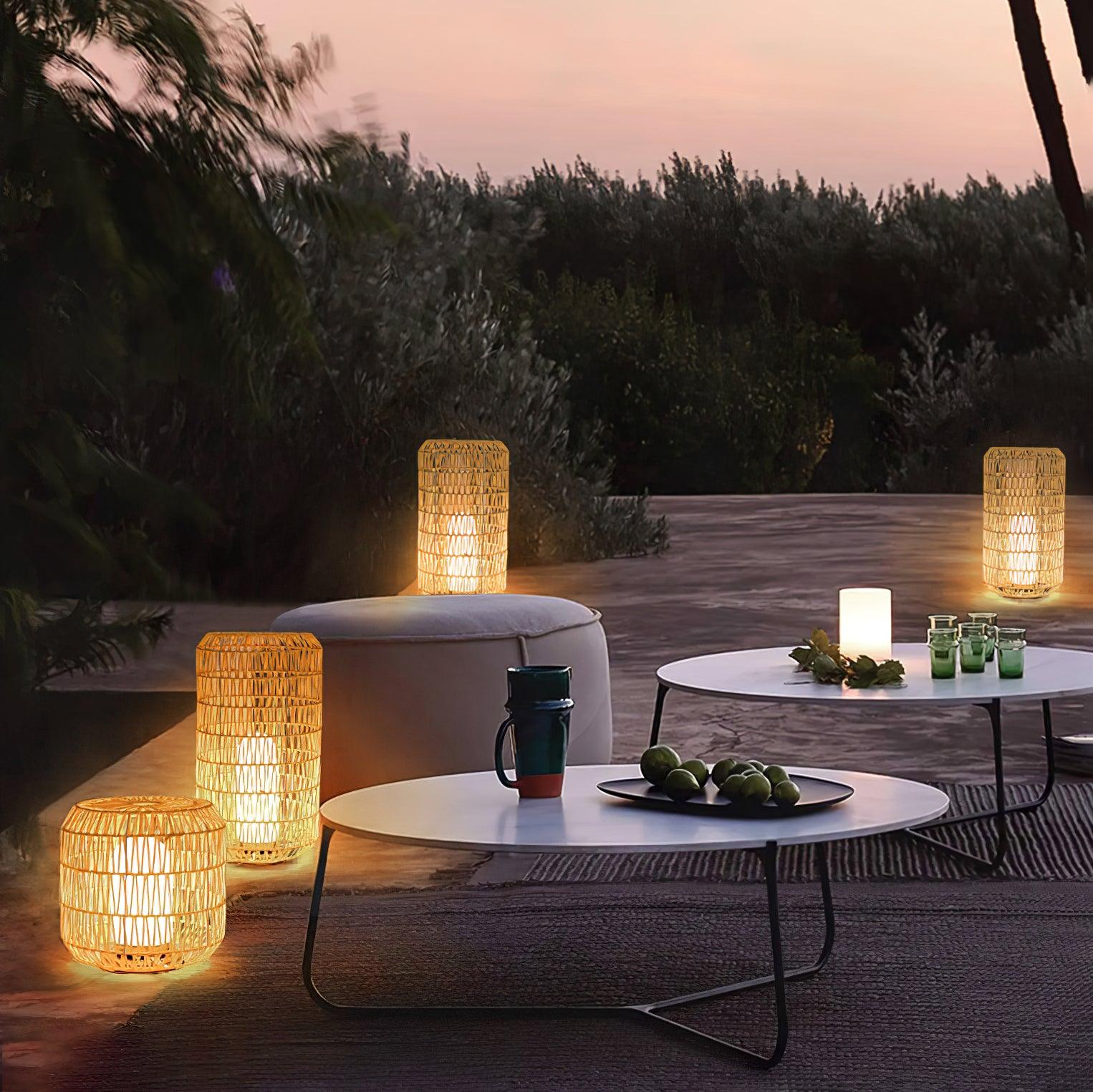 Außenlampe aus geflochtenem Rattan – traditionelles Handwerkslicht für Ecken