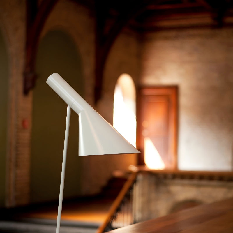 Verstellbare Tischlampe aus Metall im klassischen Design