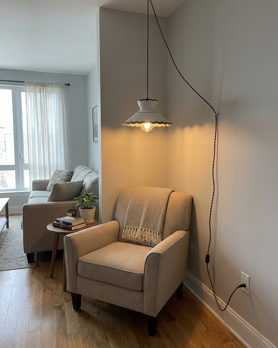 Handbemalte Pendelleuchte aus Keramik mit Muschelkante und Stecker
