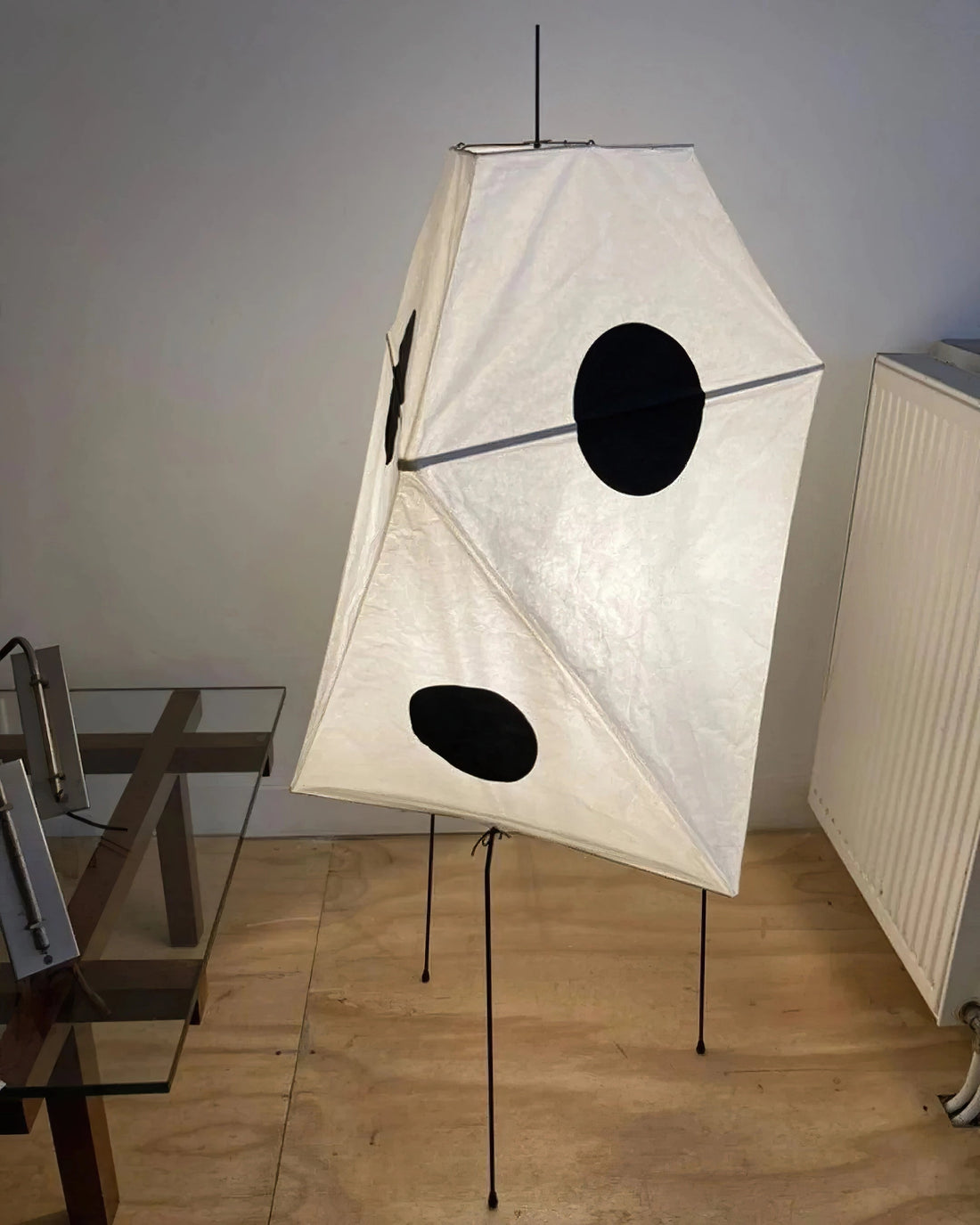 Origami Stehleuchte – Skulpturales Licht für Wohnzimmer &amp; Leseecke