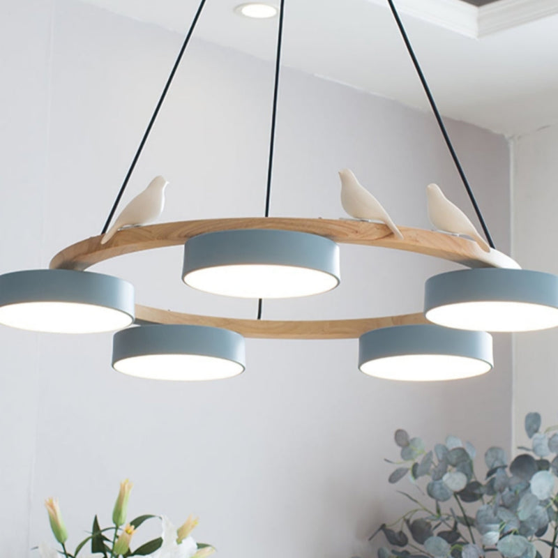 Kreativer bunter Kronleuchter aus Holz mit Vogelmotiv