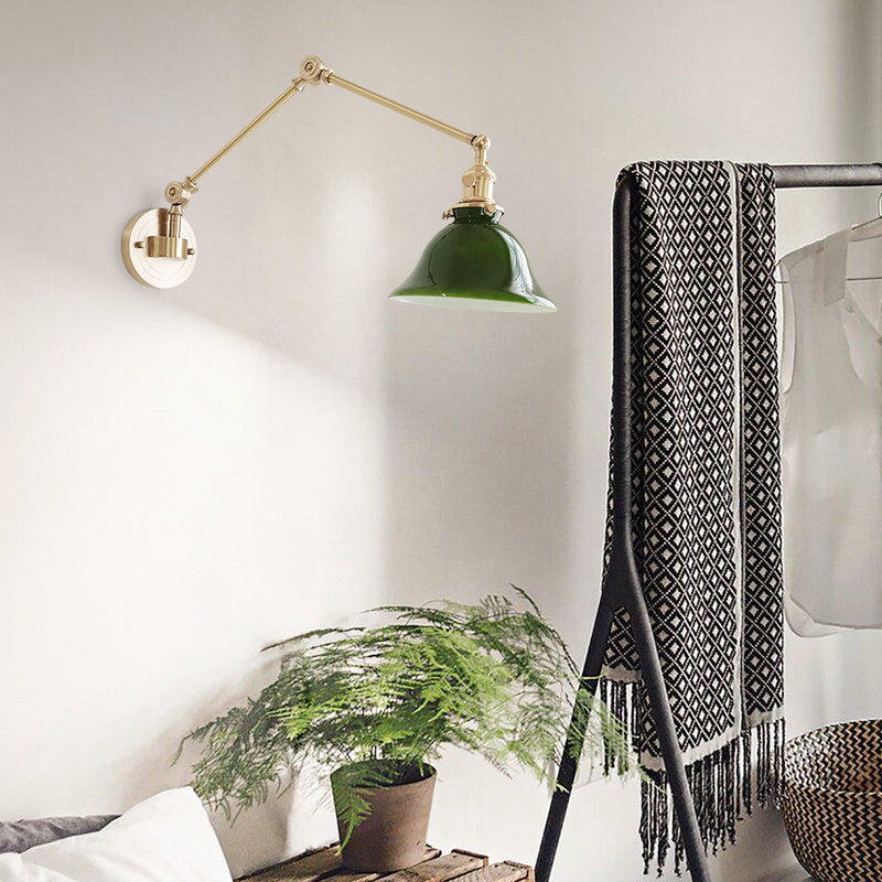 Nordische Retro-Wandleuchte mit langem Mast und glänzendem Messing für den Galerieraum