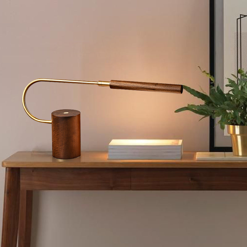 Kreative asymmetrische Tischlampe im mittelalterlichen Stil mit exquisitem massivem Messing-Walnussholz für den Salon