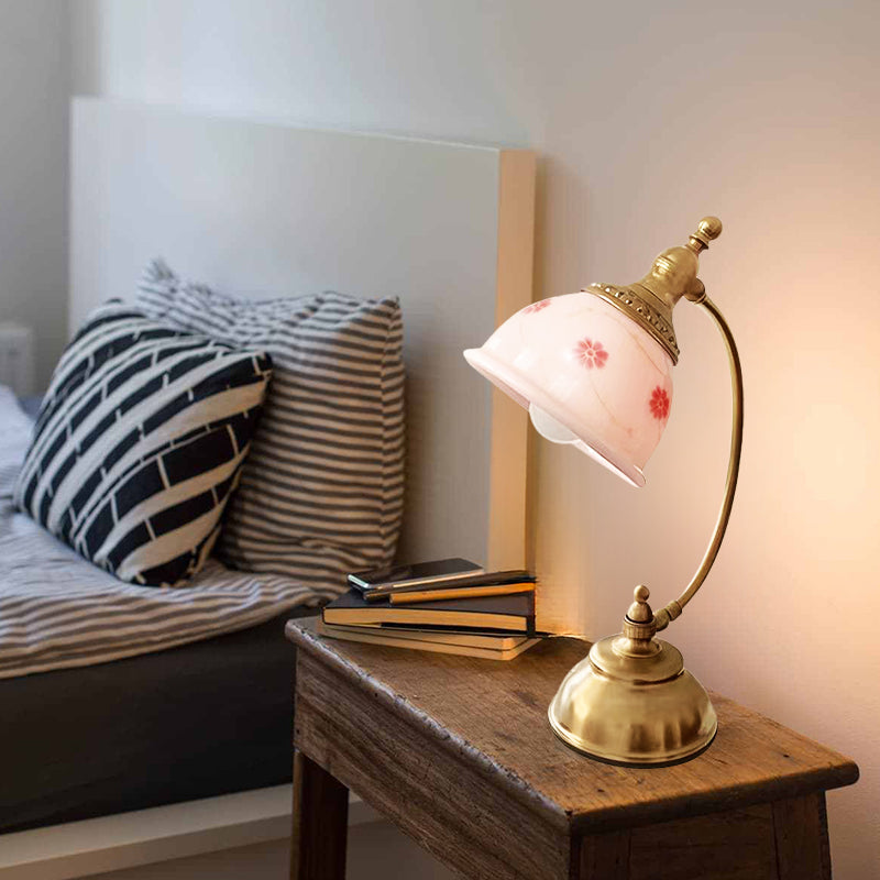 Französische cremerosa anmutige Tischlampe mit königlichem poliertem Messing für die Lounge
